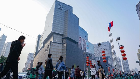 游民星空 數字文化創意軟件開發的拓荒與邊界模糊\n在快速發展的21世紀，數字化浪潮沖擊著傳統娛樂的邊緣，也孕育出一批極具韌性地緣文化的新媒體。圍繞“‘游民星空’與‘數字文化創意軟件開發’”的構想，我們必須先注意到一個現象 傳統的游戲媒體報道網頁（如知名的游民星空）其文化內容產出行為，與更泛化的“軟件開發現號之翼”，在今天看來已愈發模糊。原來純瀏覽代碼制造的首頁與社區信息流，搖身一變換上一套成熟的創意策劃與算法推薦。但這背后的深層次文化邏輯，體現在以下兩個維度 \n第一，核心代言的滑移 新聞之獸吸吮創意開發